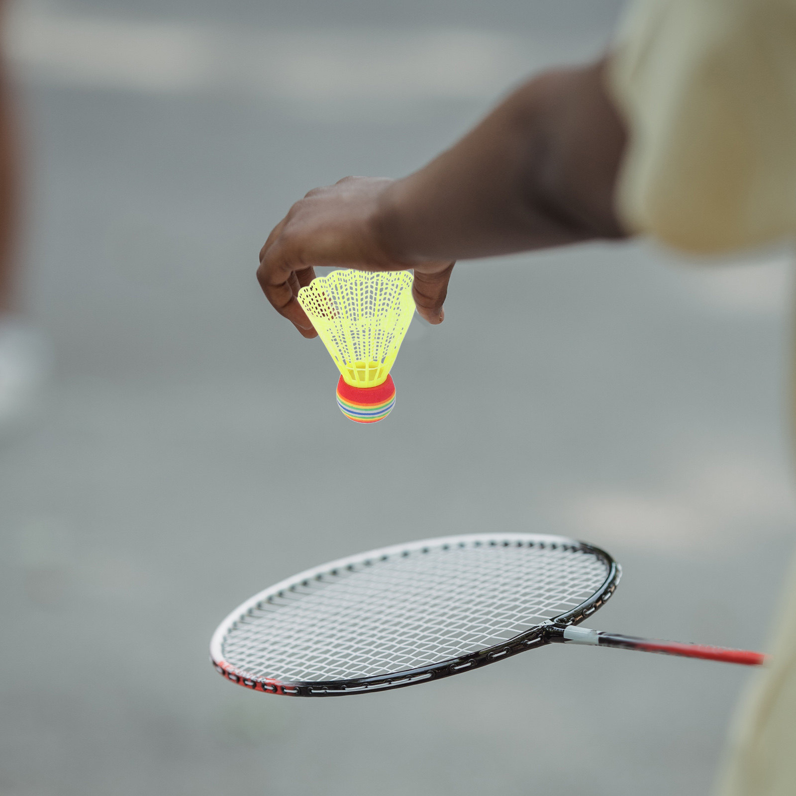 Badminton Nylon Shuttlecock - 12 قطعة من كرات الريشة الملونة